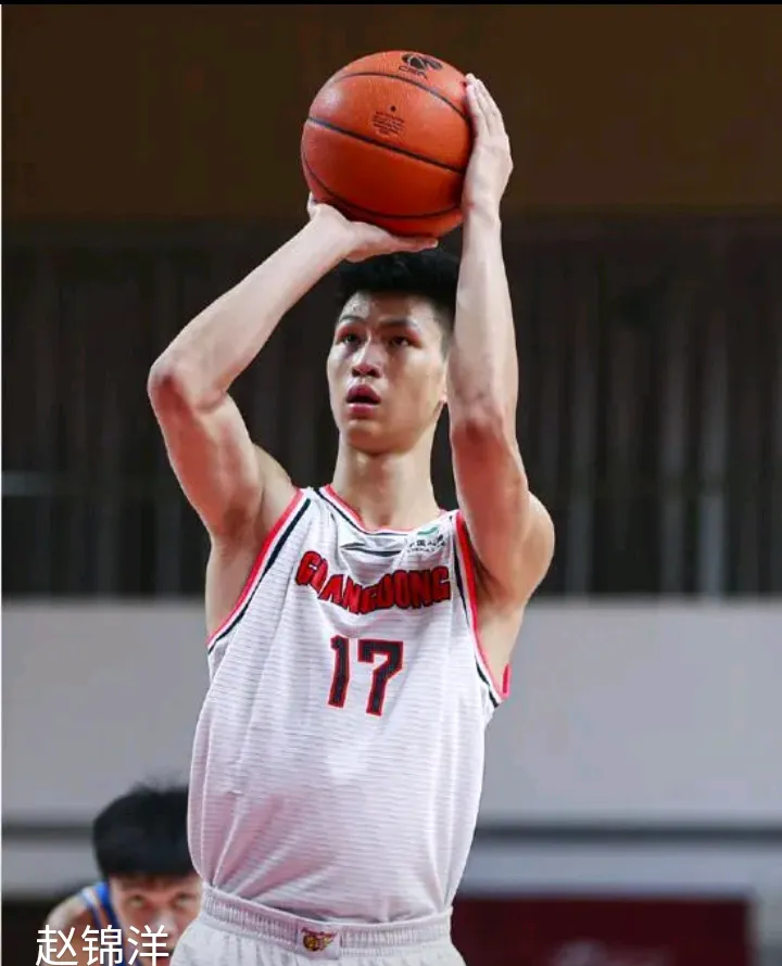 广东宏远发布备战花絮，冲刺阶段远射贴柱，全明星赛任务艰巨，年轻球员得到机会的简单介绍